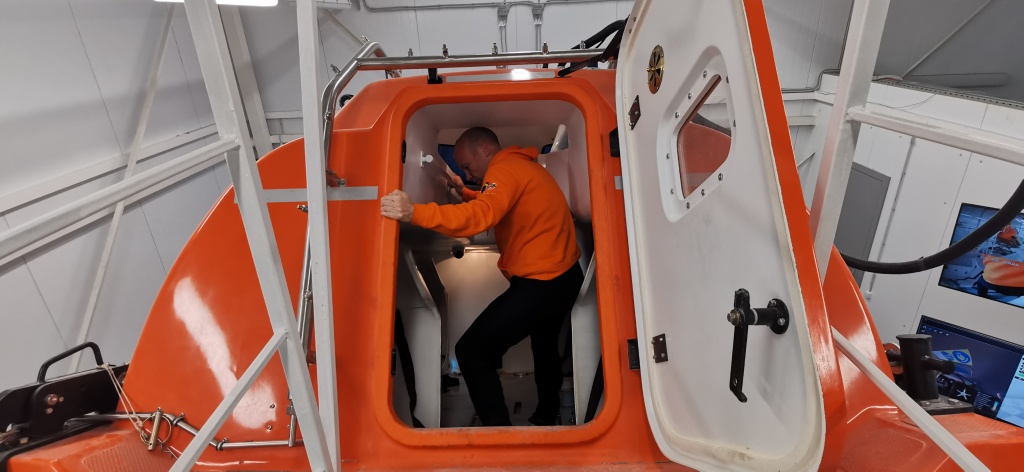 FFLBS Free-fall lifeboat simulator 
